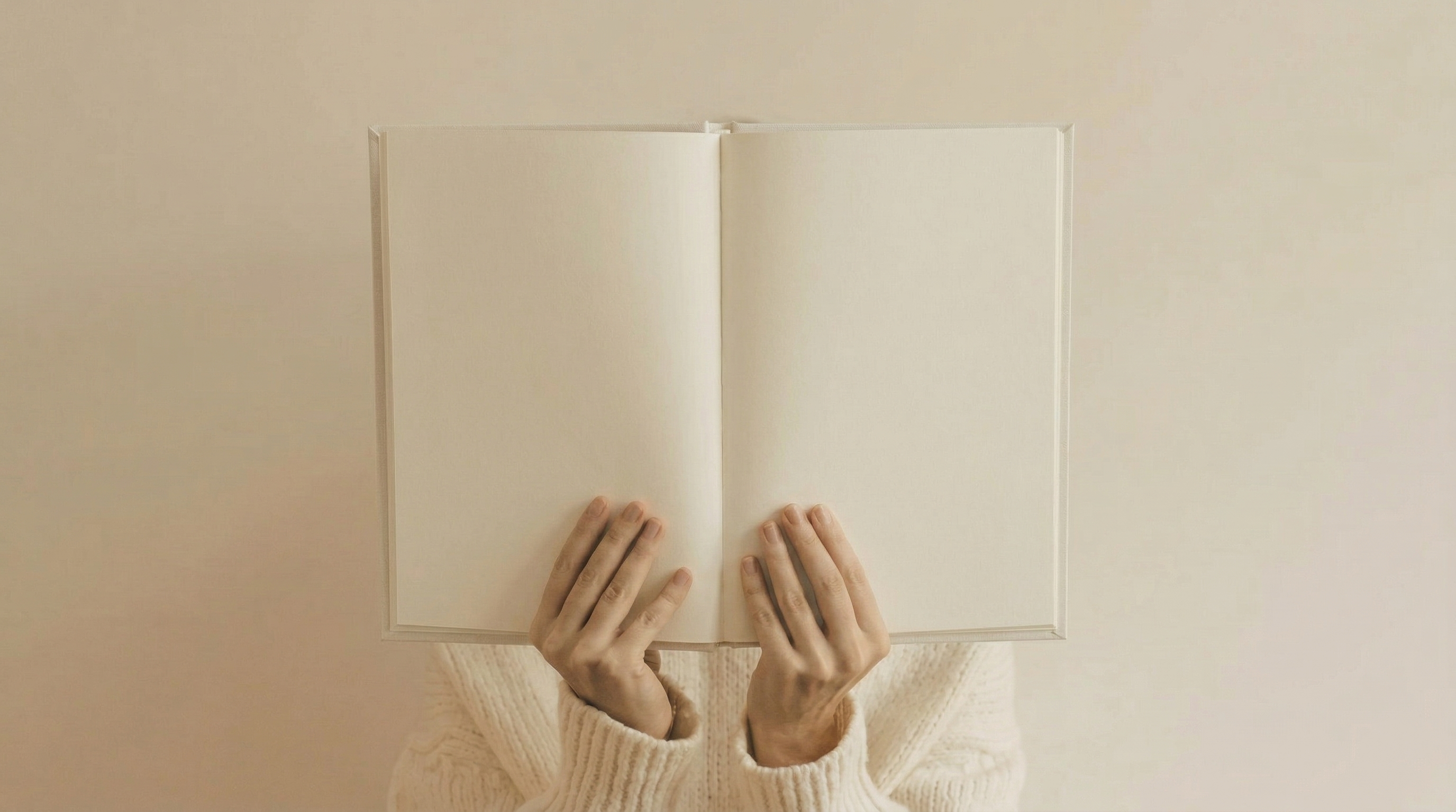 Persoon met een boek voor het gezicht